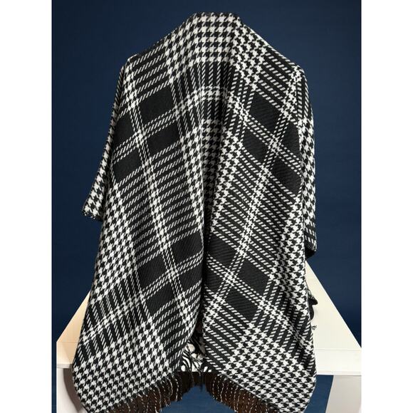 NWT Young USA Black & White Plaid Houndstooth Poncho Shawl Wrap Fringe OSFM - Picture 2 of 5